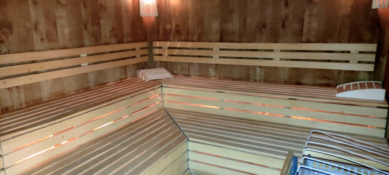 Innenansicht einer Sauna mit Holzbänken