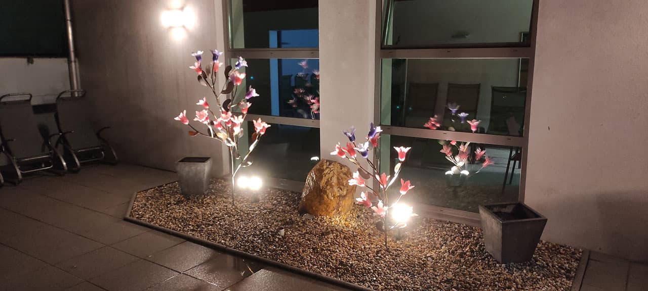 Beleuchtete Deko im Saunahof am Abend